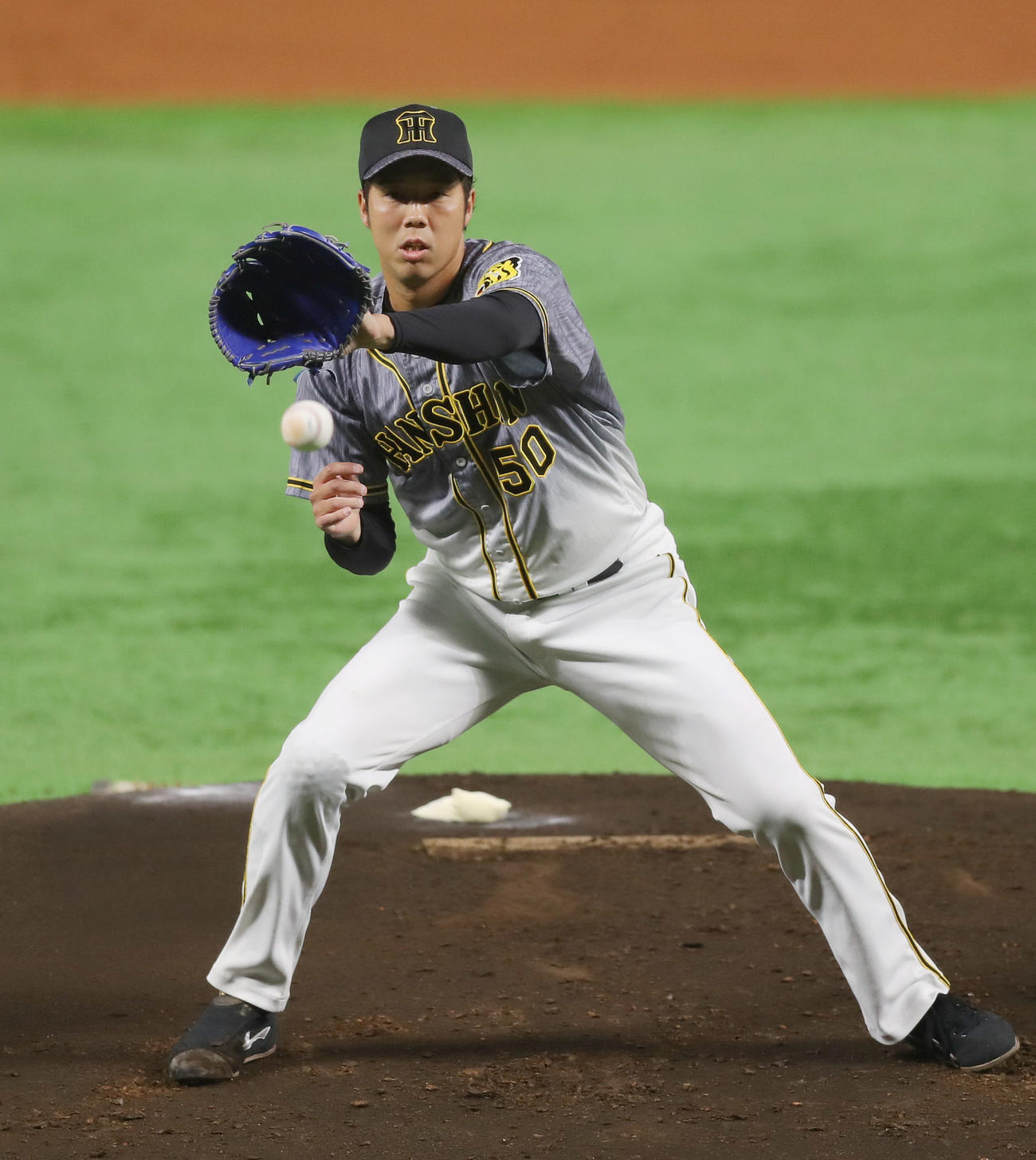 今宮の打球に素早く反応する青柳（撮影・前田充）