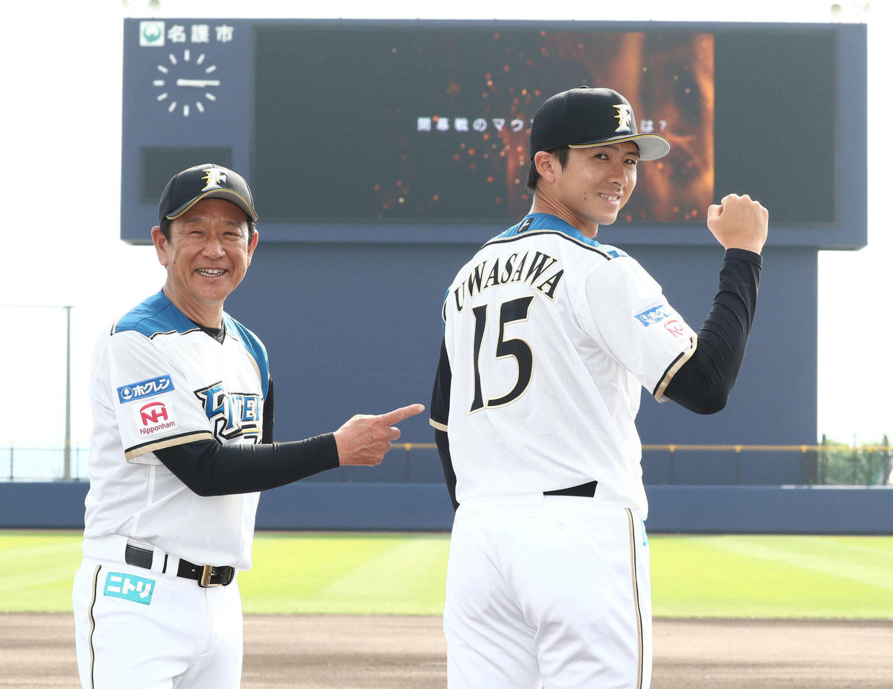 上沢（右）の背番号「15」にちなみ、15時15分に栗山監督から開幕投手が発表される（撮影・黒川智章）　　