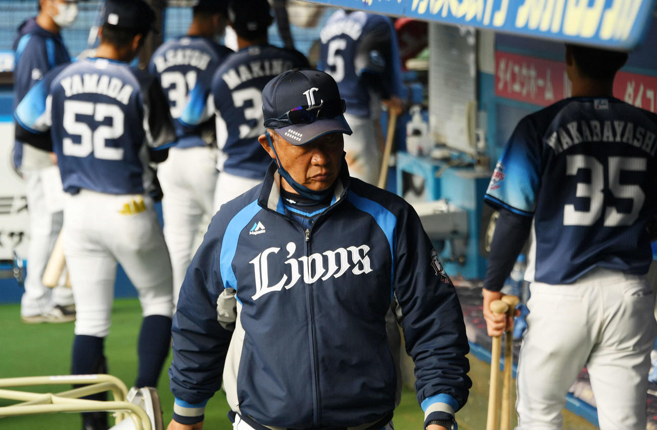 ロッテ対西武　試合を終え引き揚げる西武辻監督（手前）（撮影・滝沢徹郎）