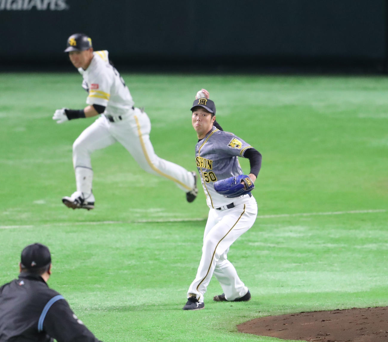 ソフトバンク対阪神　3回裏ソフトバンク1死一、二塁、青柳晃洋は長谷川を投併殺打に仕留める（撮影・梅根麻紀）