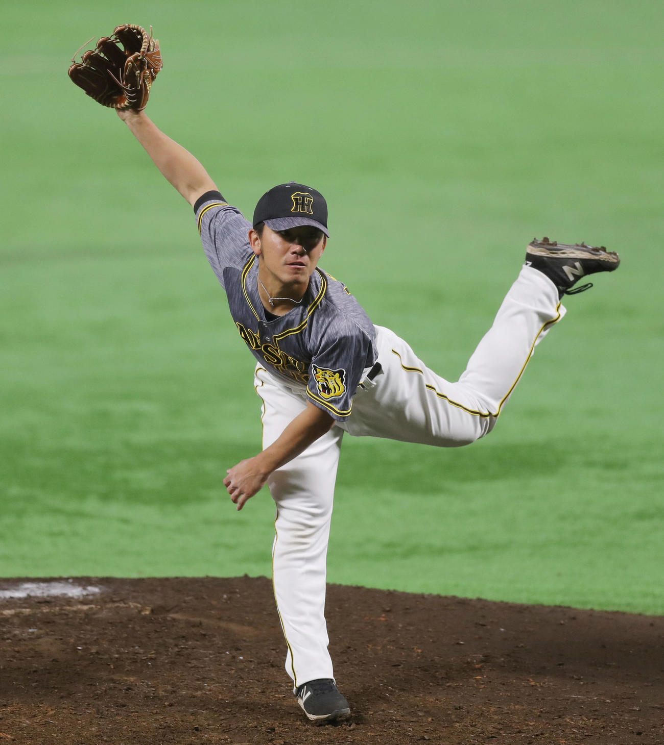 5回裏、阪神2番手で登板する伊藤将（撮影・前田充）