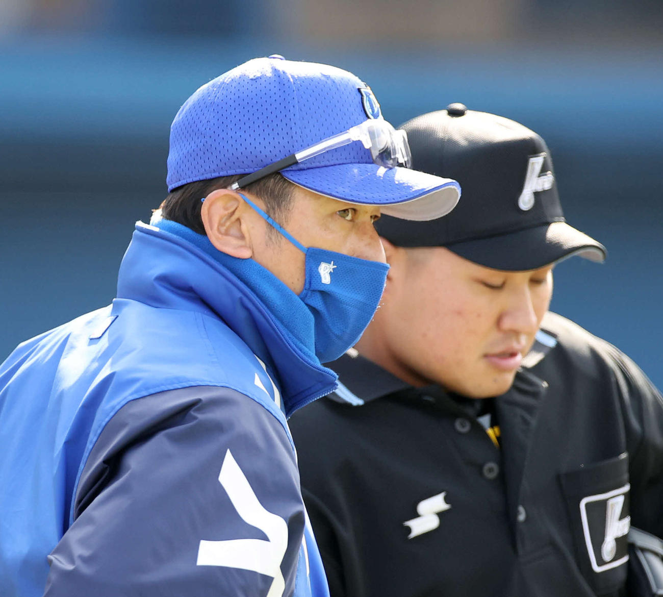 DeNA対オリックス　5回表、投手交代を告げるDeNA三浦監督（撮影・鈴木正人）