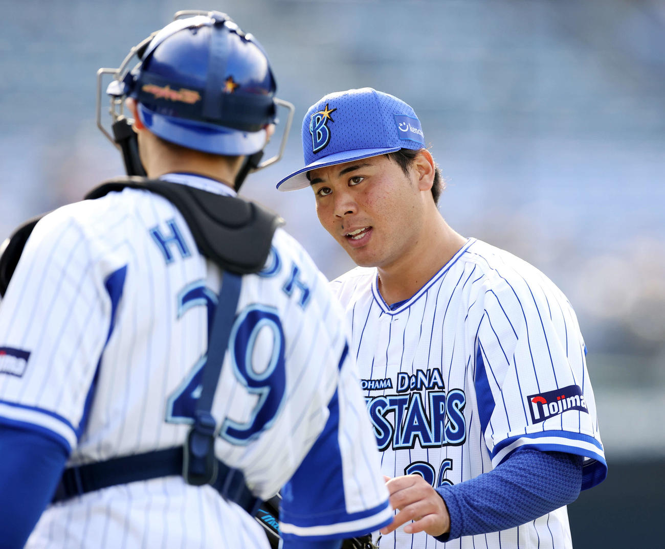 DeNA対オリックス　7回表、オリックスの攻撃を抑え伊藤光（左）と話すDeNA浜口（撮影・鈴木正人）