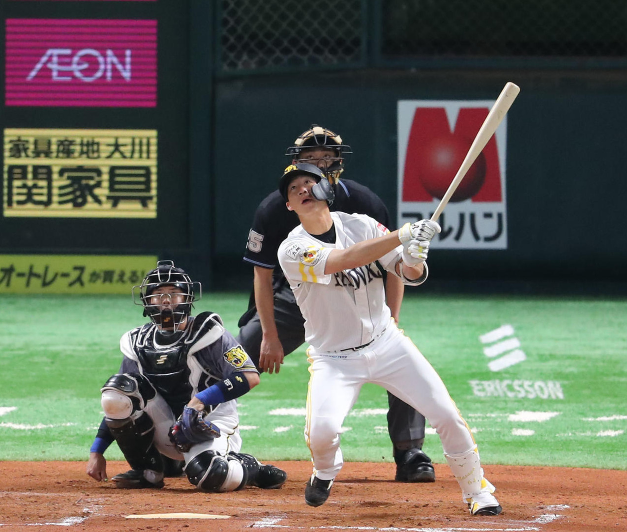 ソフトバンク対阪神　6回裏ソフトバンク1死、真砂勇介は右中間に本塁打を放つ（撮影・梅根麻紀）