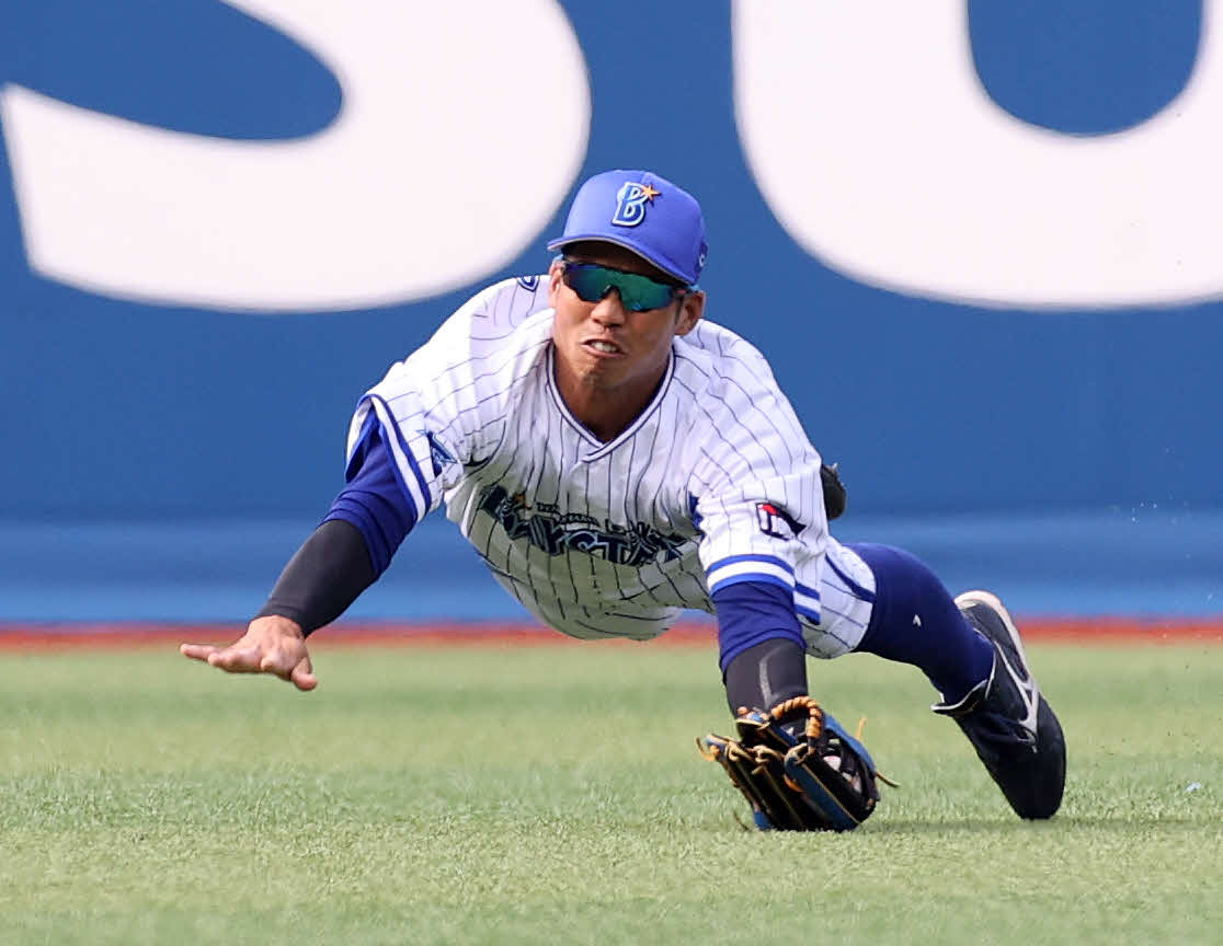 DeNA対オリックス　3回表オリックス2死一、二塁、T－岡田の打球を好捕するDeNA桑原（撮影・鈴木正人）