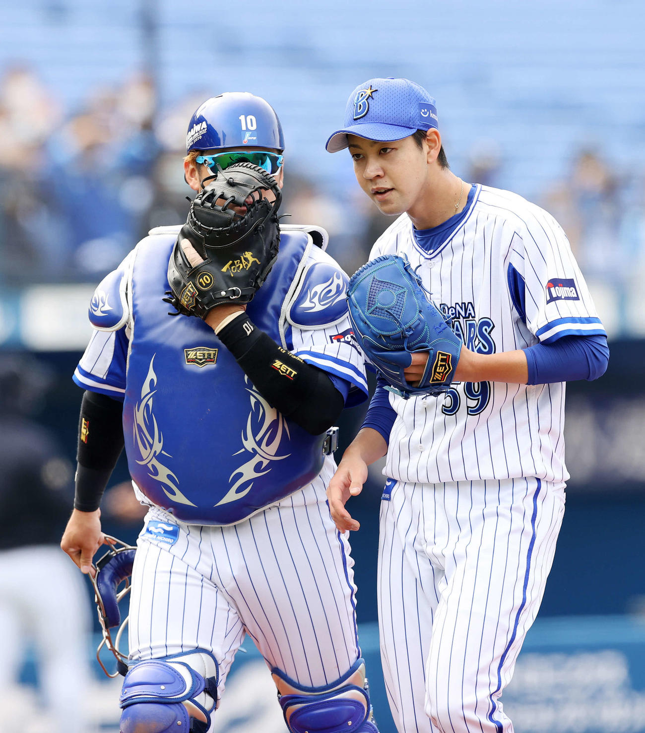 DeNA対オリックス　1回表、オリックスの攻撃を抑え戸柱（左）と話しながらベンチに引き揚げるDeNA平良（撮影・鈴木正人）