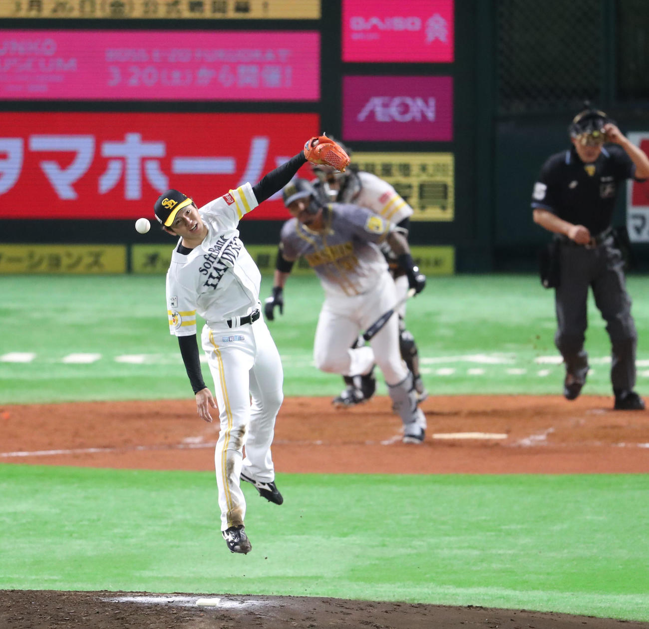 ソフトバンク対阪神　3回表阪神無死、マルテの打球に飛びつく高橋礼、二ゴロに仕留める（撮影・梅根麻紀）