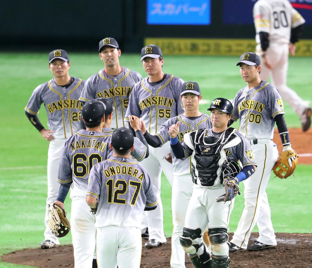 ソフトバンクに連勝しハイタッチをかわす阪神ナイン（撮影・梅根麻紀）