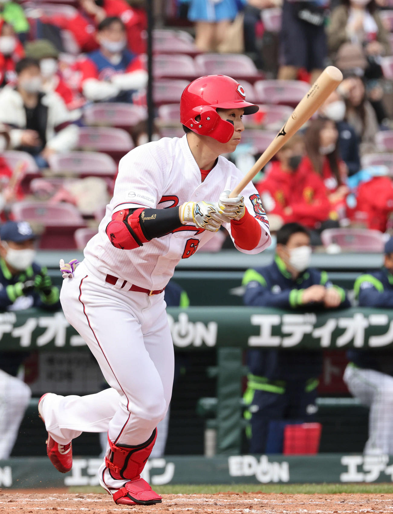 西川は先制中越え適時二塁打を放つ（撮影・加藤孝規）