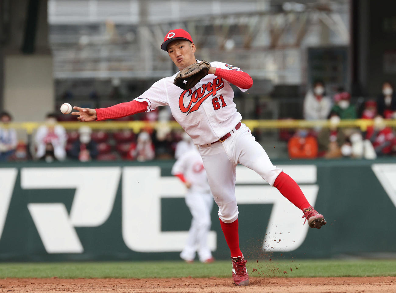浜田の打球を処理する矢野（撮影・加藤孝規）