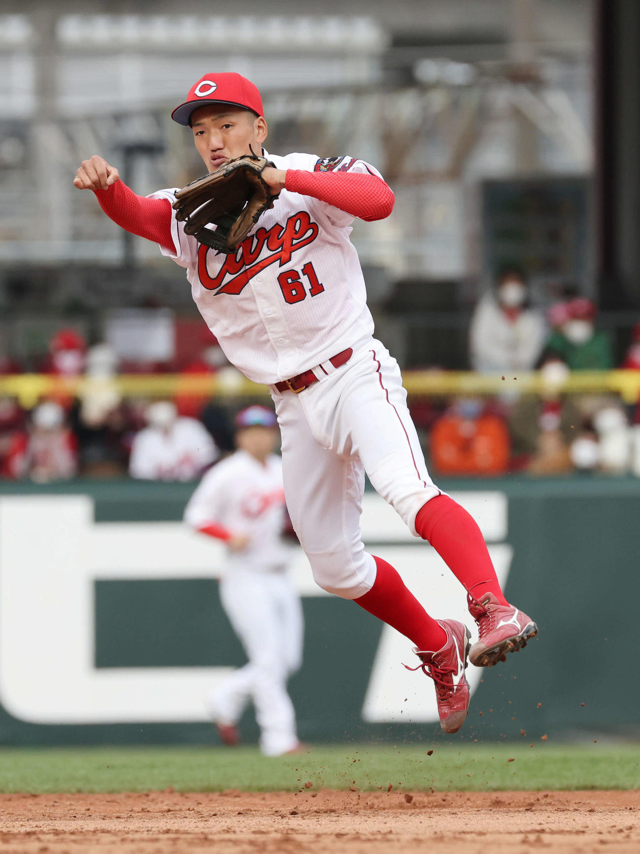 浜田の打球を処理する矢野（撮影・加藤孝規）