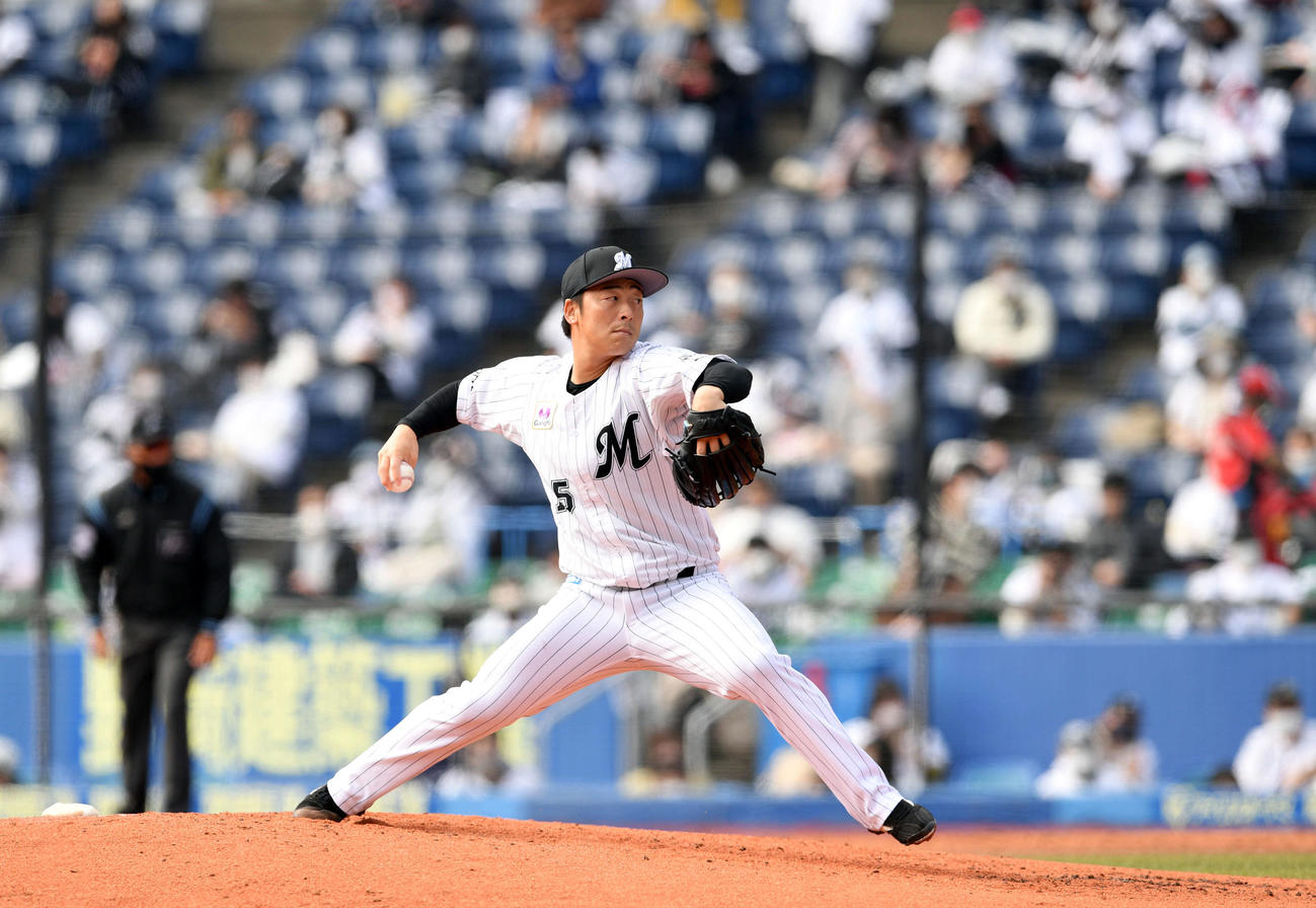 ロッテ対西武　4回からロッテ2番手で登板した美馬（撮影・滝沢徹郎）
