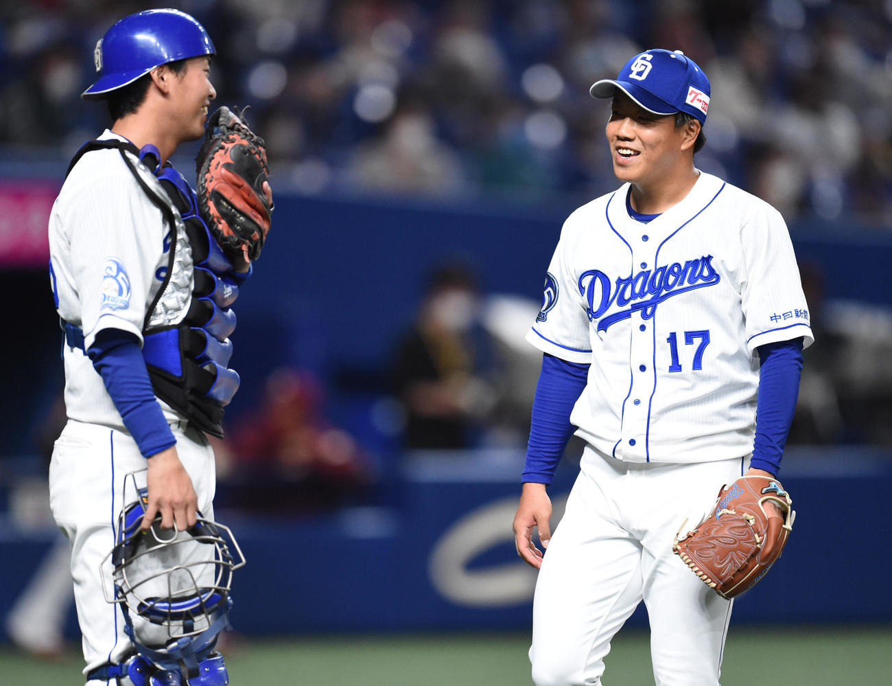 オープン戦・中日対楽天　2回表楽天攻撃終了、桂依央利（左）と言葉を交わしベンチへ戻る中日先発の柳裕也（右）（撮影・森本幸一）