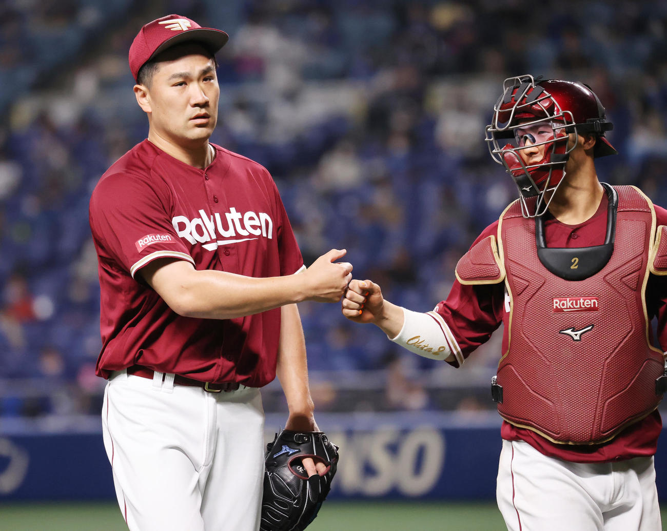 中日対楽天　4回裏を終え、浮かない表情で太田光（右）とグータッチする楽天田中将（撮影・野上伸悟）