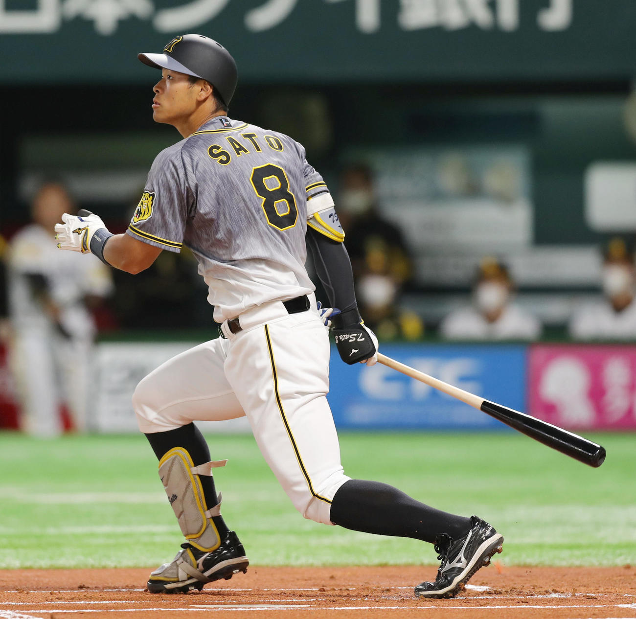 ソフトバンク対阪神　1回表阪神1死、左前打を放つ佐藤輝（撮影・前田充）