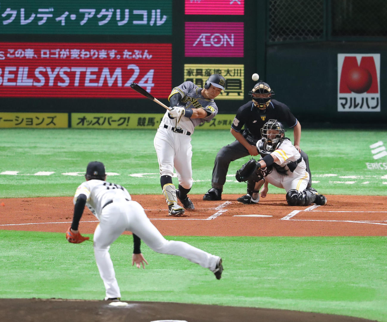 ソフトバンク対阪神　1回表阪神1死、佐藤輝は左前打を放つ（撮影・梅根麻紀）