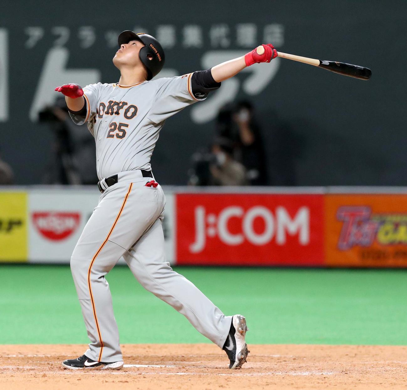 日本ハム対巨人　5回表巨人1死二、三塁、岡本和の打球が天井を直撃する（撮影・佐藤翔太）