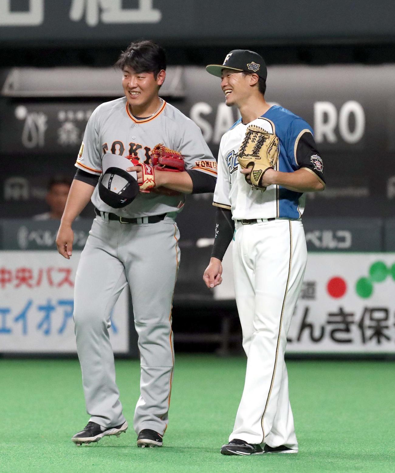 日本ハム対巨人　談笑する巨人岡本と日本ハム西川（撮影・佐藤翔太）