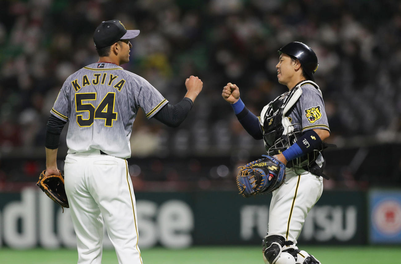 ソフトバンク対阪神　ソフトバンクに勝利し、グータッチを交わす加治屋（左）と梅野（撮影・前田充）