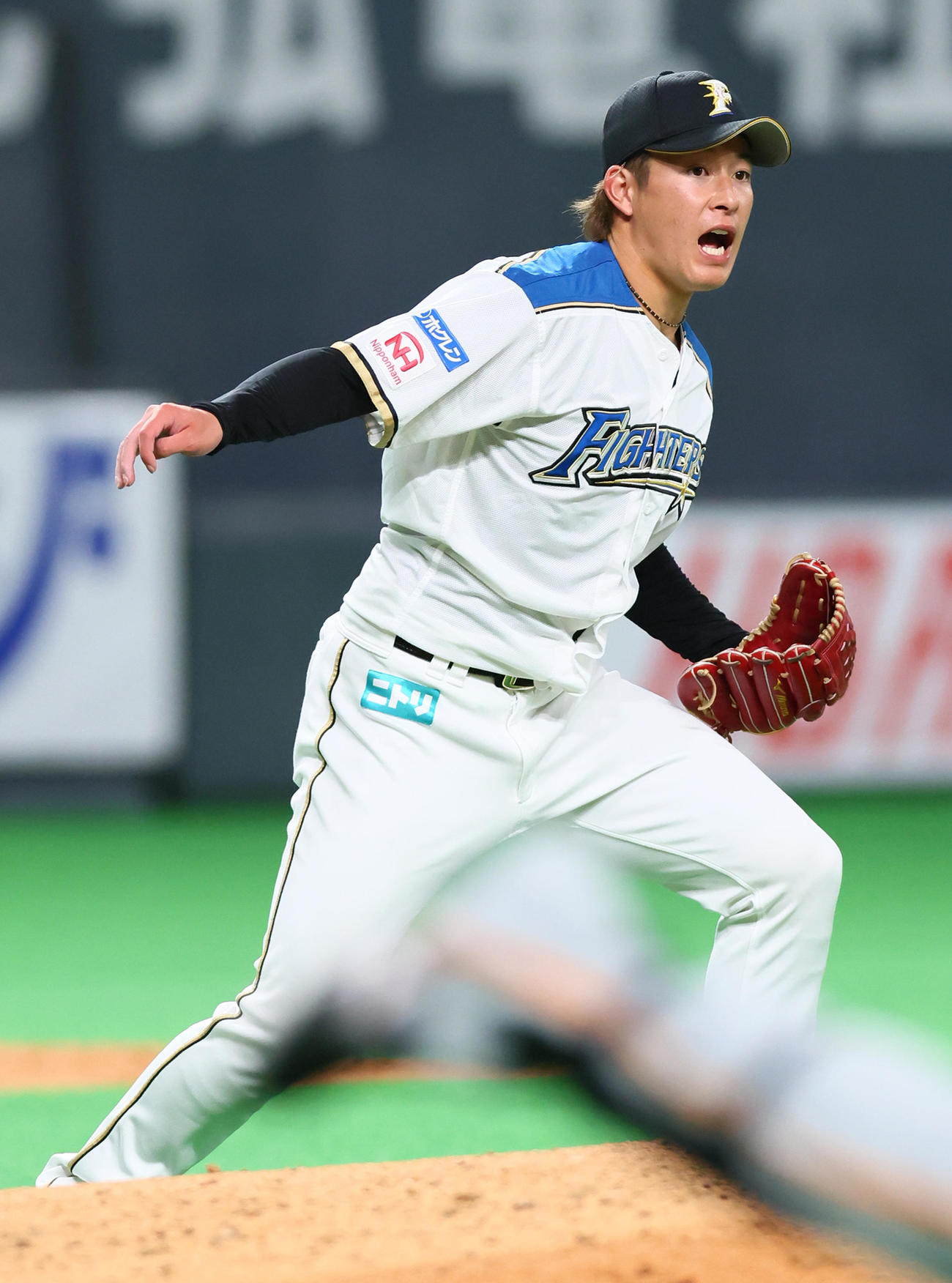 日本ハム対巨人　5回表巨人無死一、三塁、梶谷の打球をグラブではじいた吉田は必死に一塁へ送球するも悪送球となる（撮影・足立雅史）