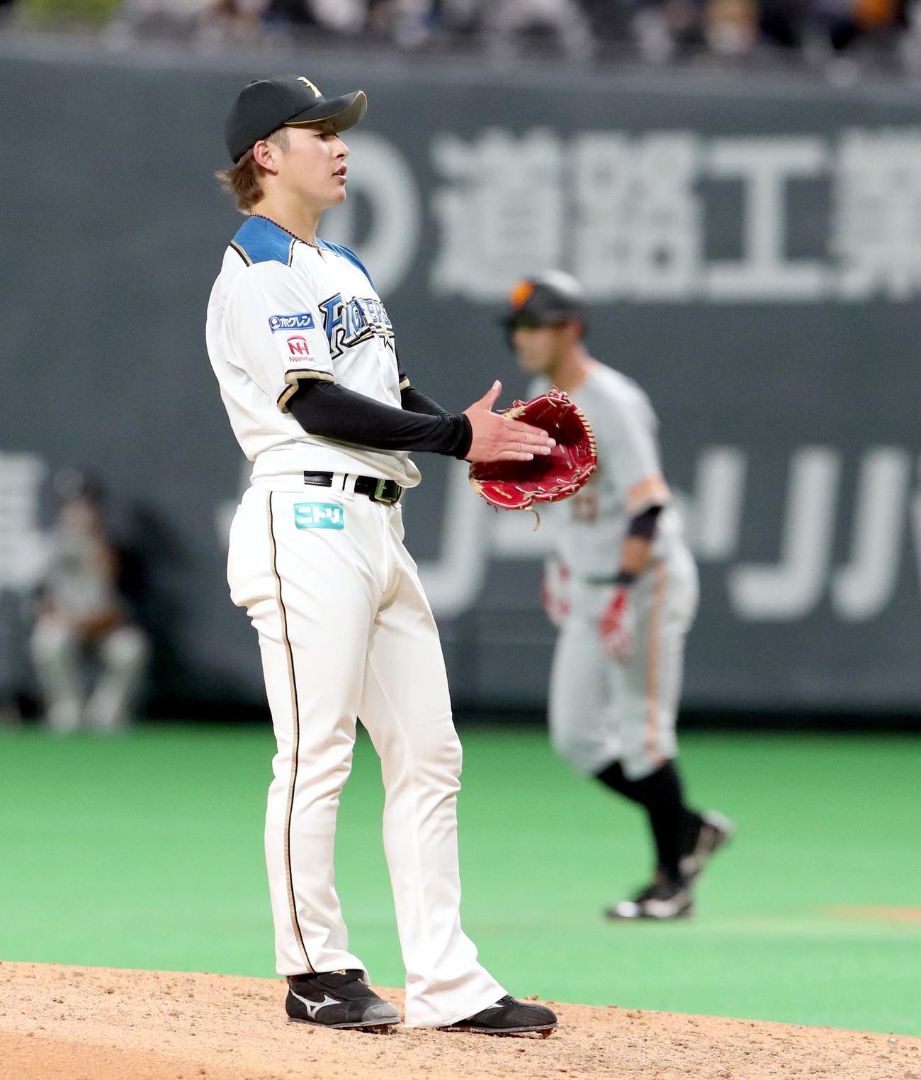 日本ハム対巨人　5回表巨人無死満塁、松原に押し出しとなる四球を与えグラブをたたく日本ハム吉田（撮影・佐藤翔太）