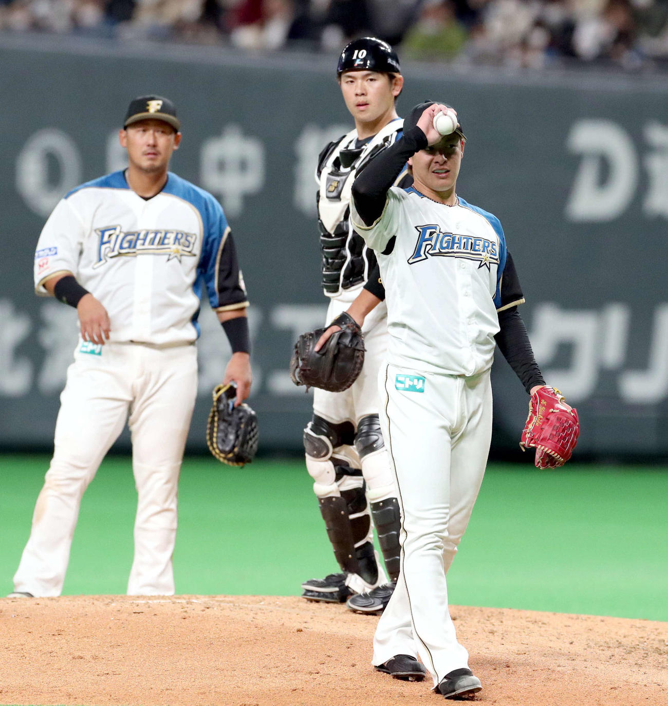 日本ハム対巨人　5回途中で降板する日本ハム先発の吉田（撮影・佐藤翔太）
