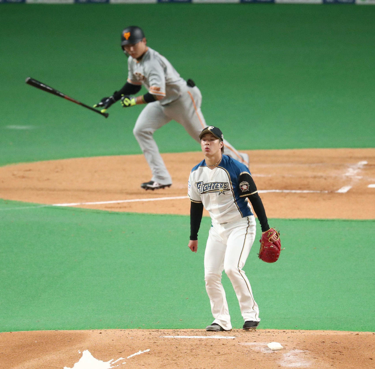 日本ハム対巨人　2回表巨人1死、丸に中前打を浴びる吉田（撮影・黒川智章）