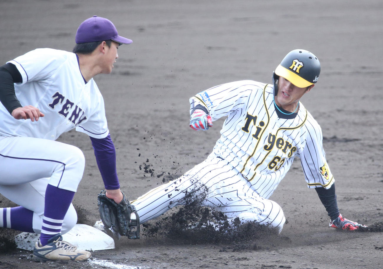 天理大戦の4回裏、三盗を決める阪神板山（代表撮影）