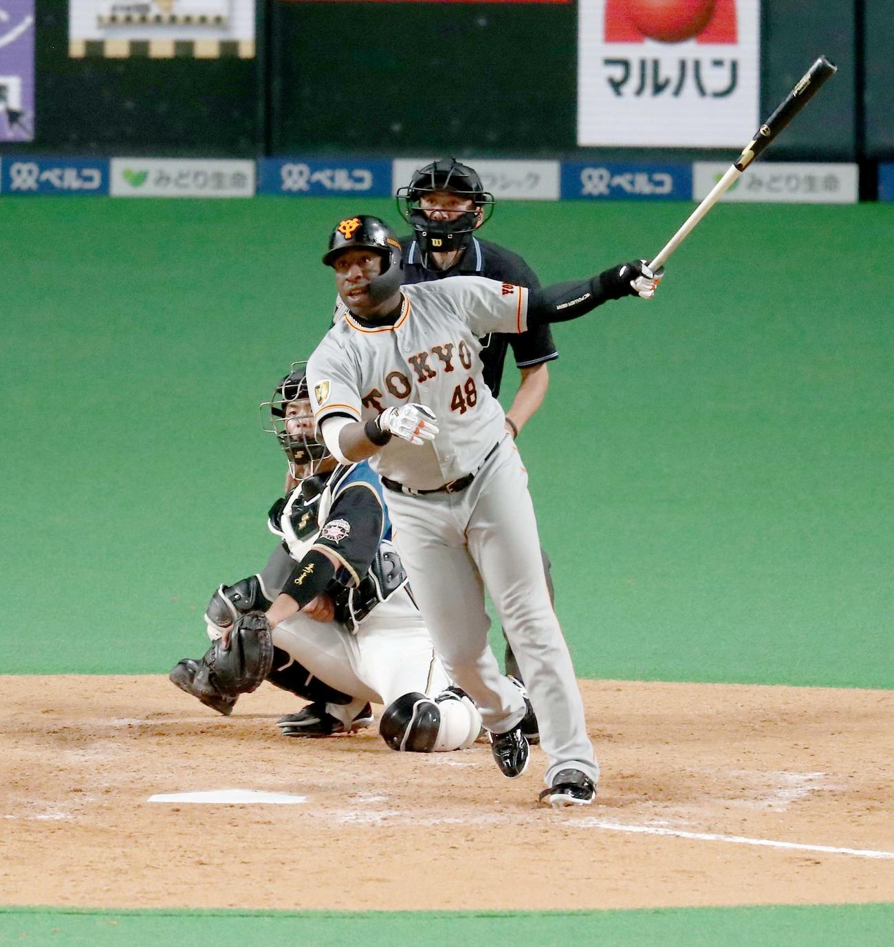 日本ハム対巨人　5回表巨人2死一、三塁、右中間に2点適時二塁打を放つウィーラー（撮影・黒川智章）