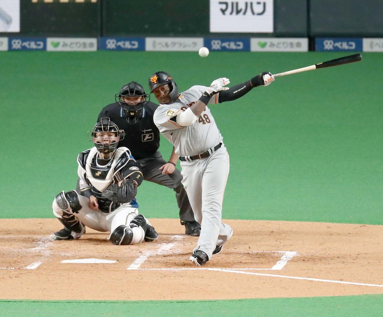 日本ハム対巨人　2回表巨人1死一塁、中前打を放つウィーラー（撮影・黒川智章）