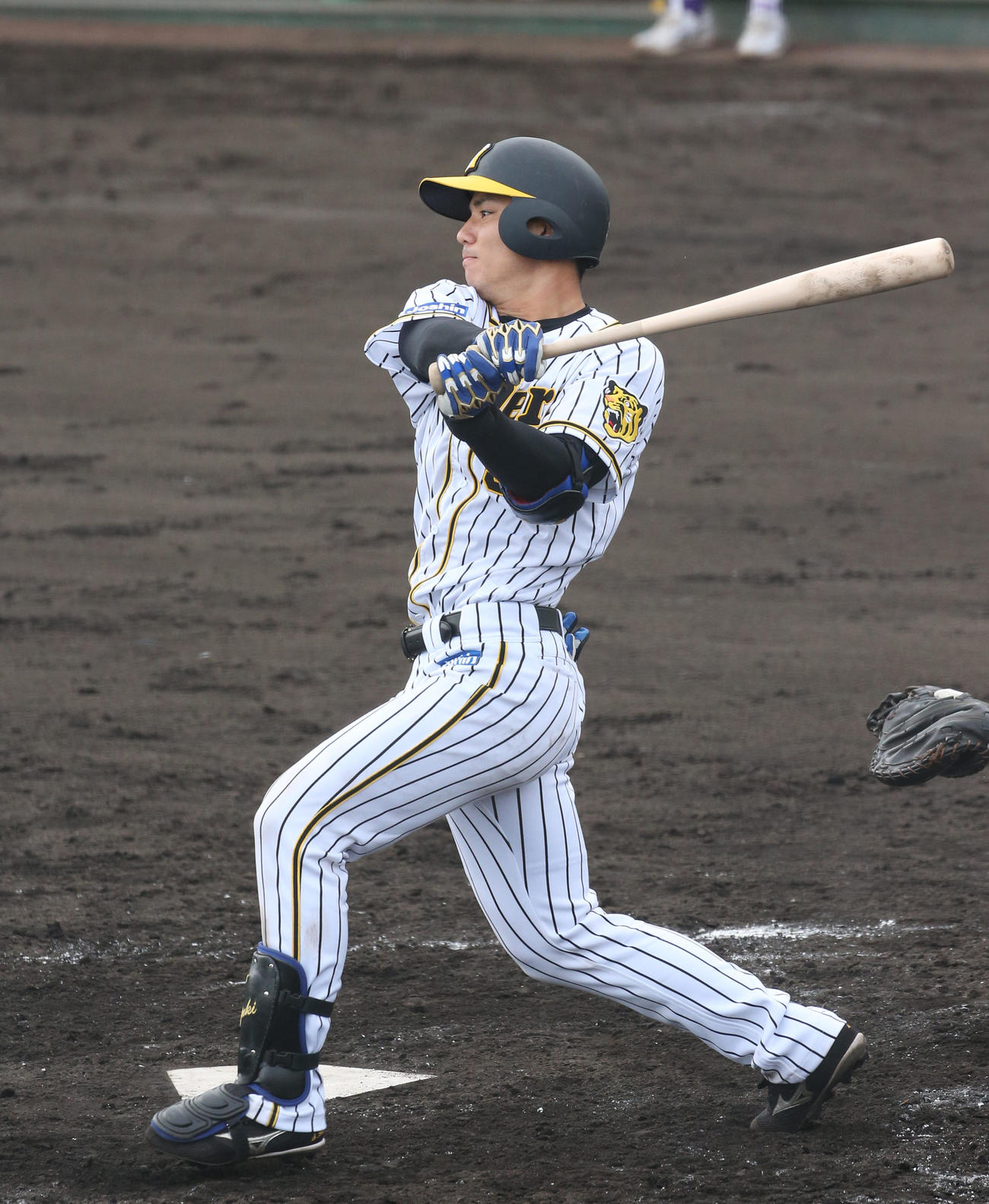阪神対天理大　5回、安打を放つ栄枝（代表撮影）