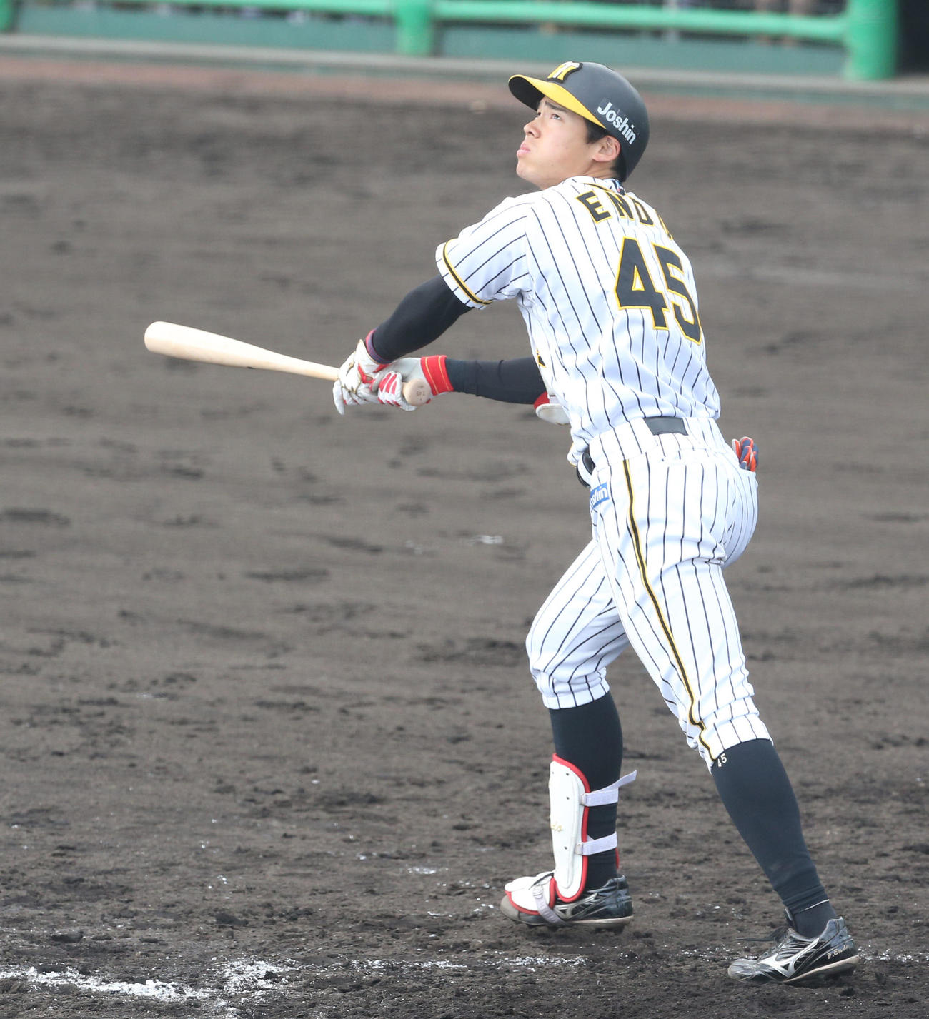 阪神対天理大　4回、犠飛を放つ遠藤成（代表撮影）
