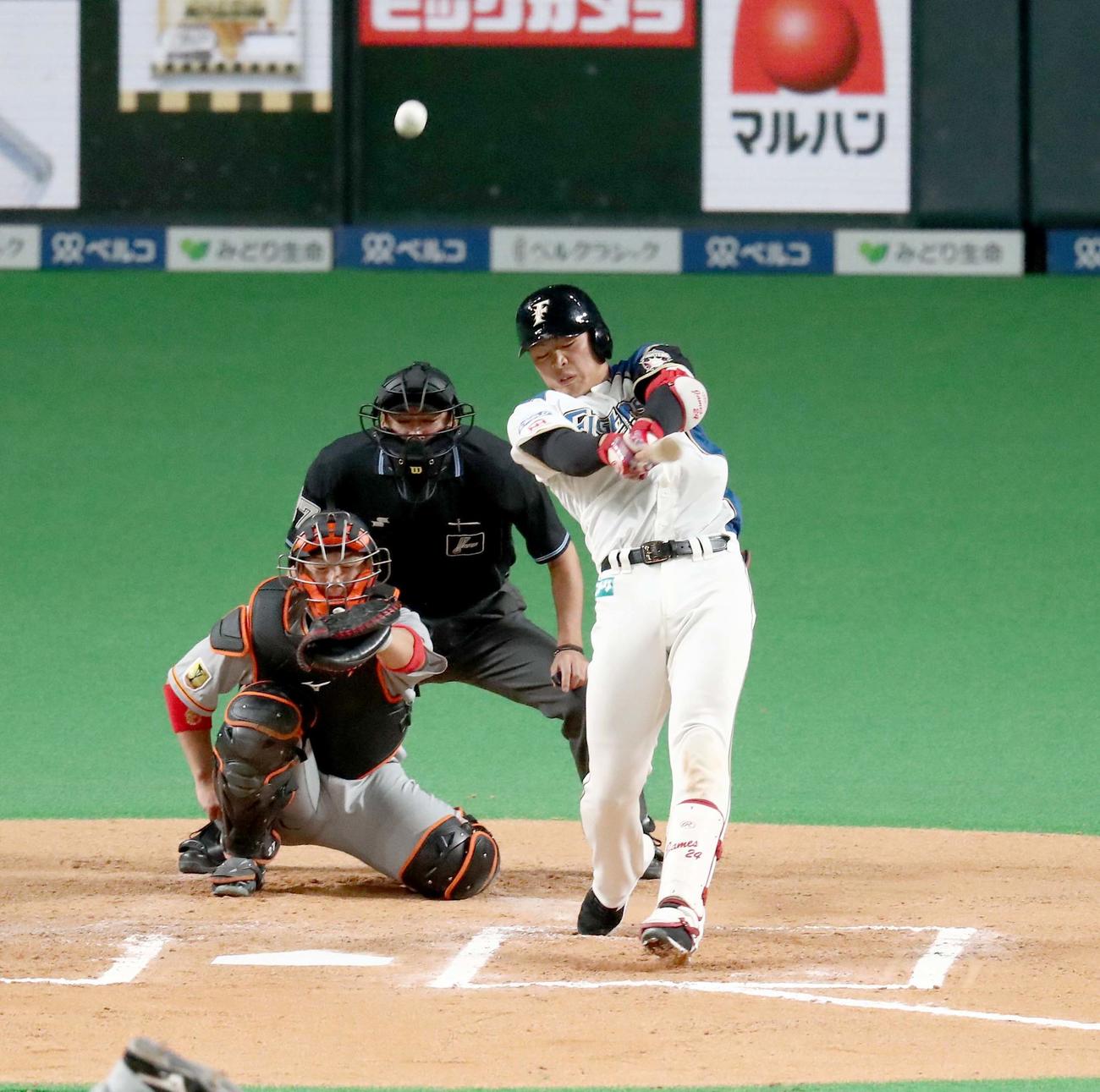 日本ハム対巨人　6回裏日本ハム1死、左中間に本塁打を放つ野村（撮影・黒川智章）