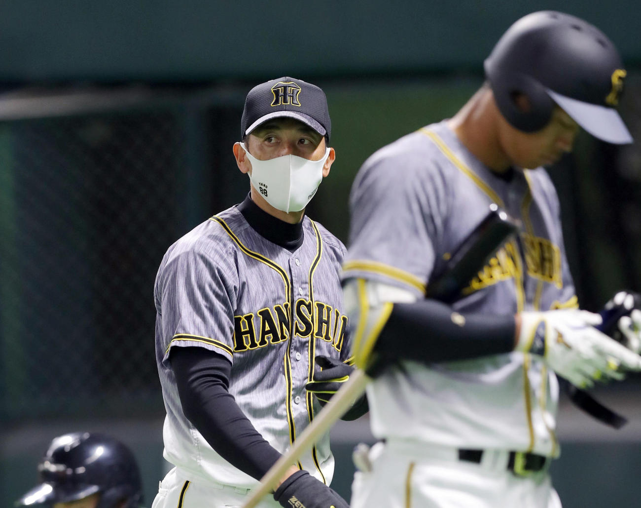 ソフトバンク対阪神　7回表の攻撃を終え選手交代を告げてベンチへ戻る矢野監督（左）。右は空振り三振に倒れベンチへ戻る佐藤輝（撮影・前田充）