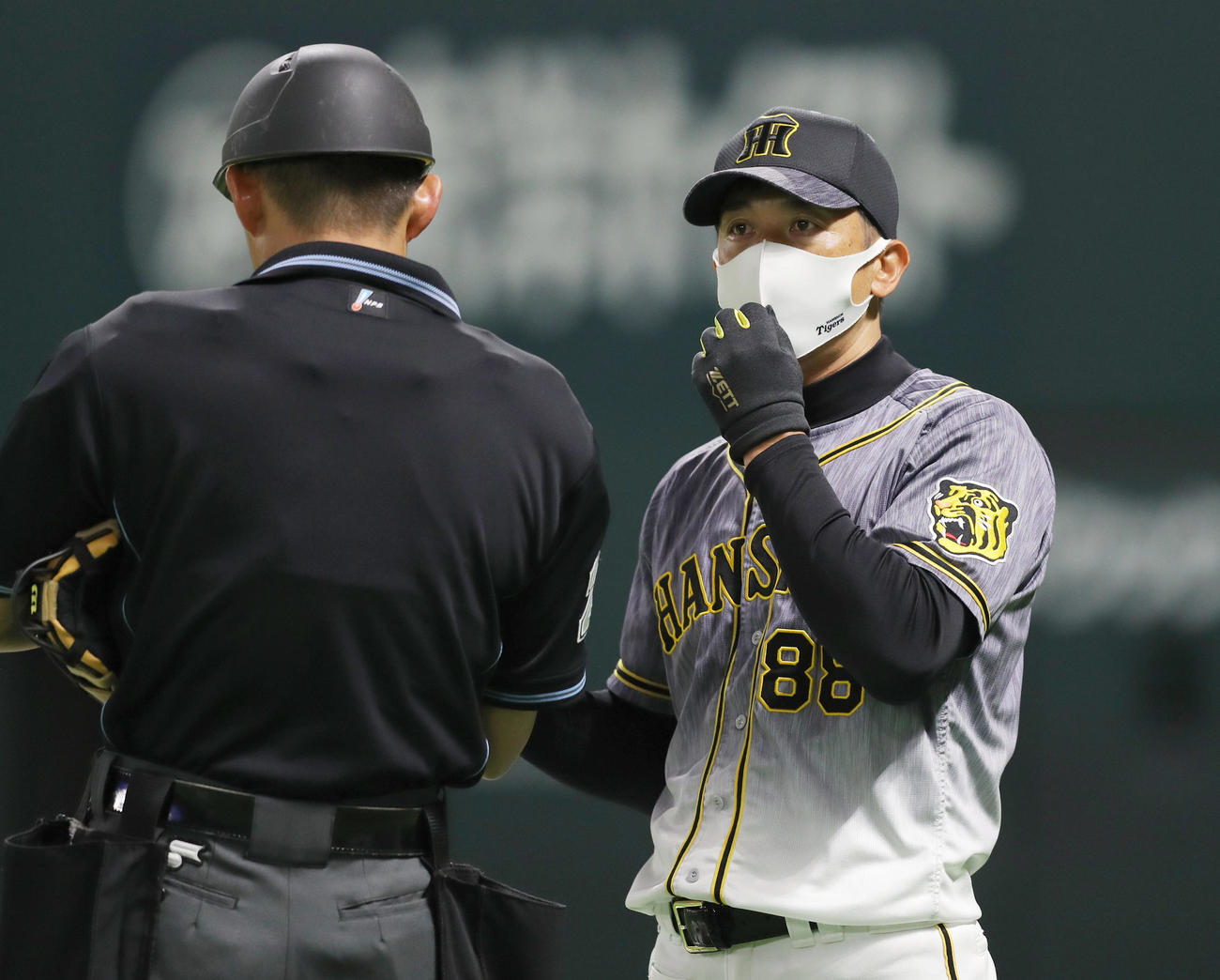 ソフトバンク対阪神　5回の攻撃を終え、選手交代を告げる矢野監督（右）（撮影・前田充）