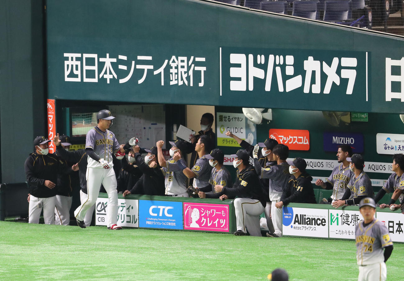 大山は左越え先制本塁打を放ち、ナインとハイタッチ（撮影・梅根麻紀）