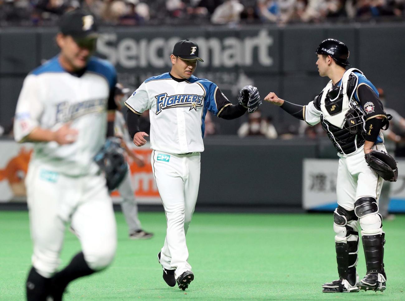 日本ハム対巨人　6回表を無失点に抑えベンチに戻る日本ハム池田（中央）と清水（撮影・佐藤翔太）