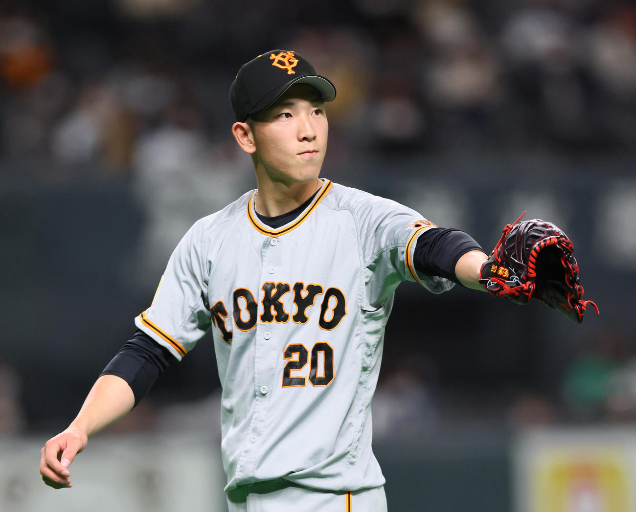 日本ハム対巨人　1回表日本ハム2死三塁、中田を一飛に仕留めた戸郷（撮影・足立雅史）