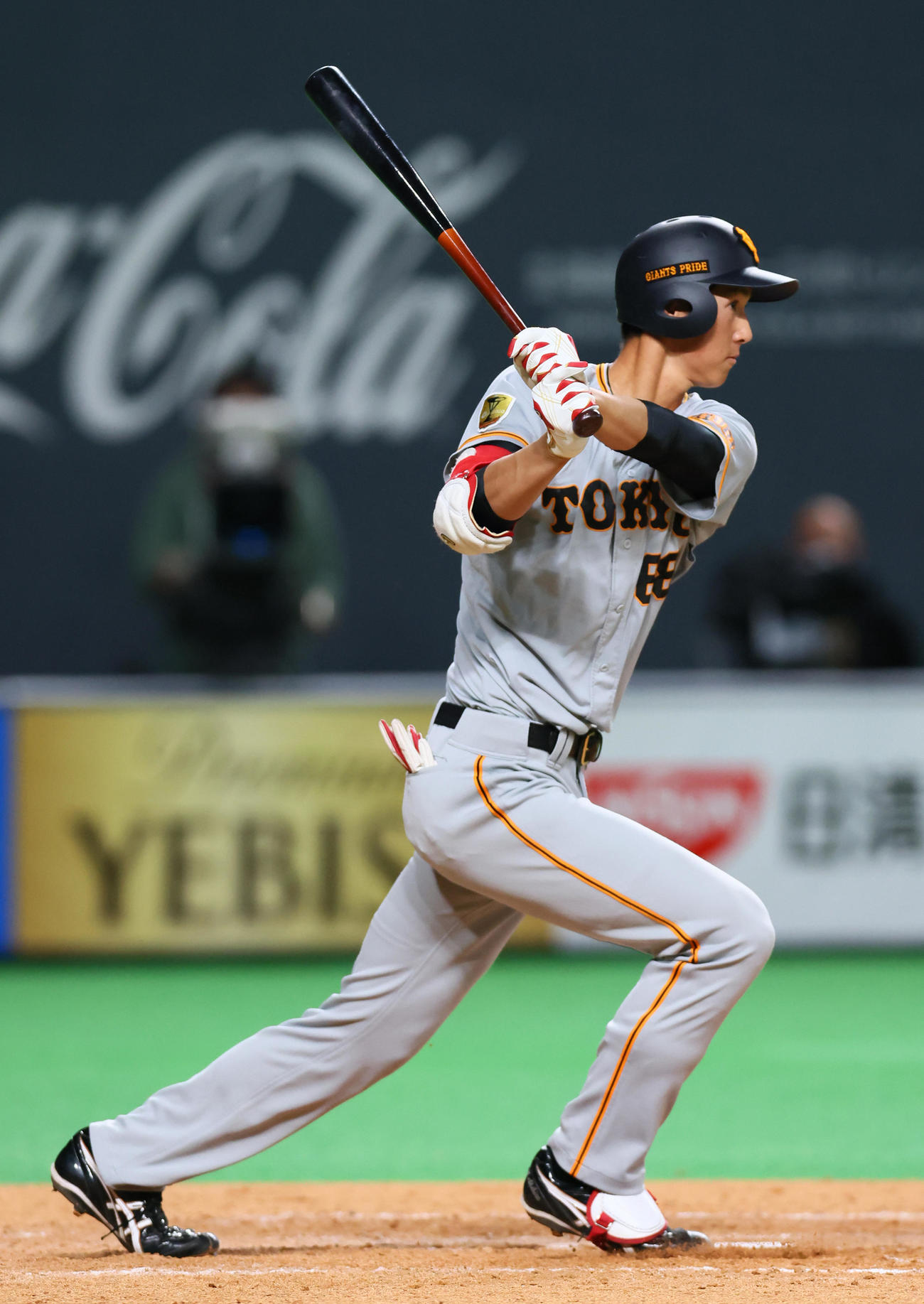 日本ハム対巨人　5回表巨人無死二塁、右前打を放つ秋広（撮影・足立雅史）