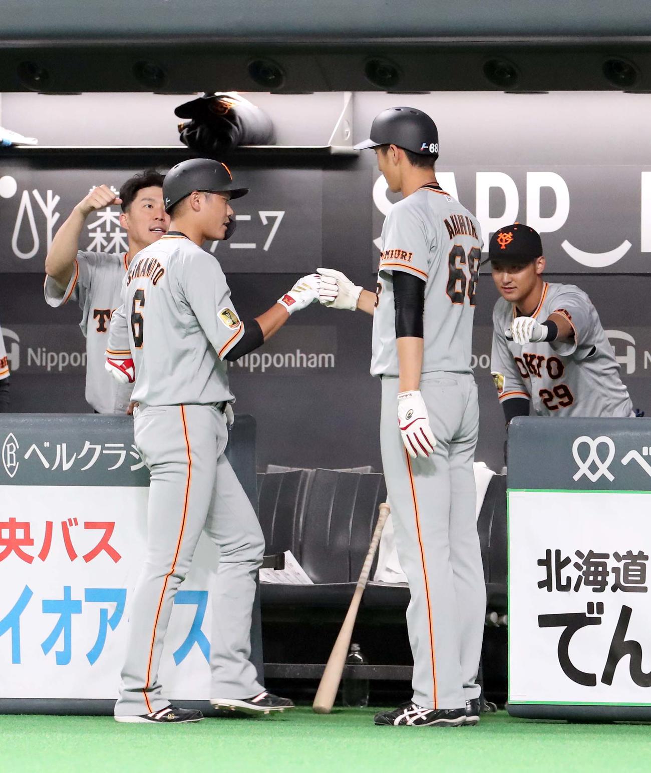日本ハム対巨人　5回表巨人無死満塁、坂本（左）の中犠飛で生還した秋広はタッチを交わす（撮影・佐藤翔太）