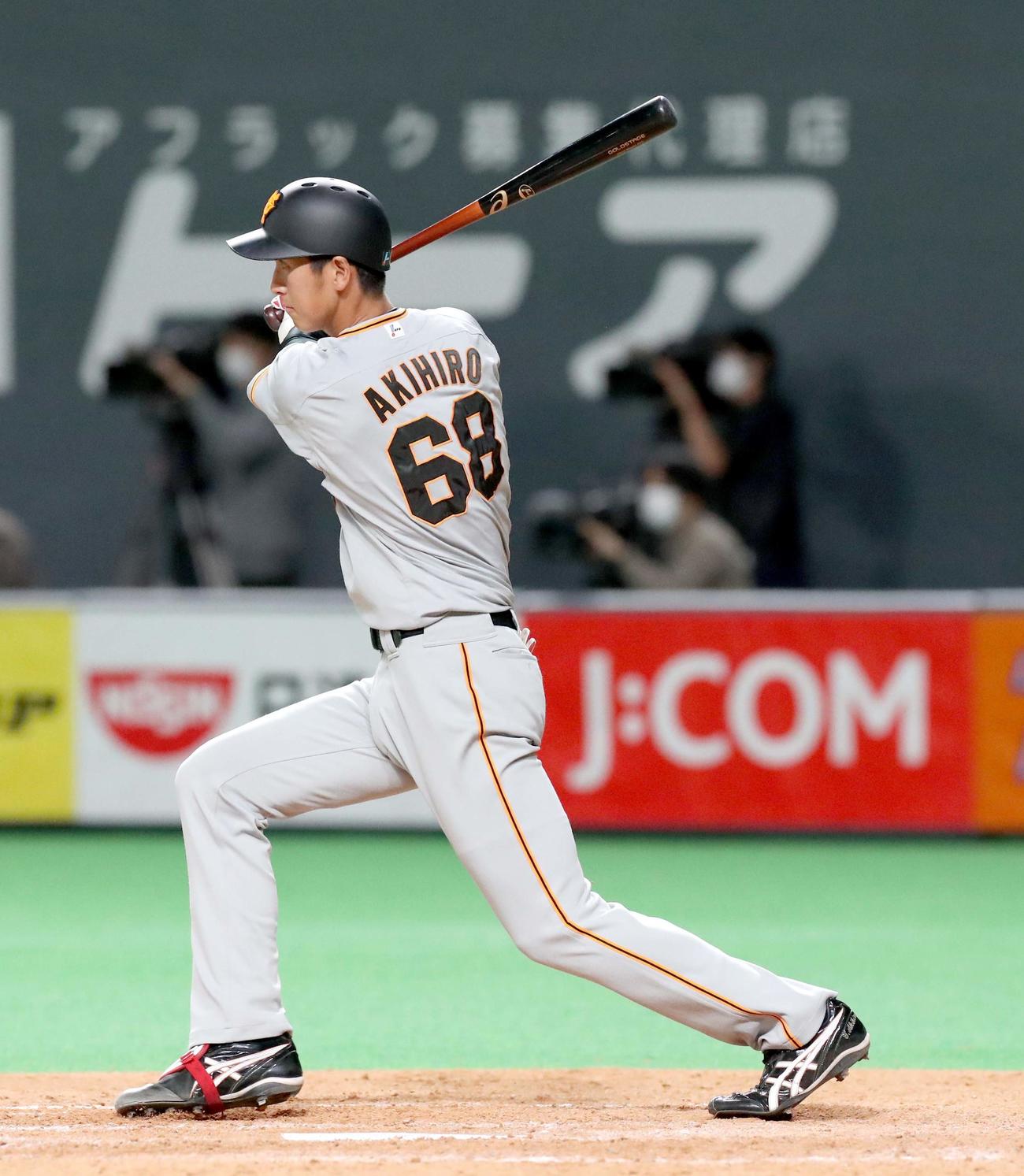 日本ハム対巨人　5回表巨人無死一塁、秋広は右前打を放つ（撮影・佐藤翔太）