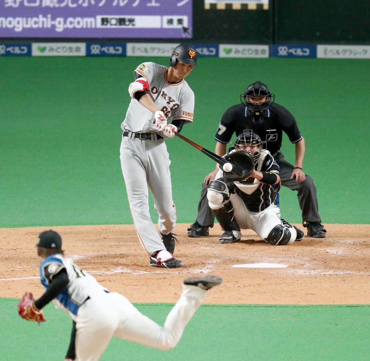 日本ハム対巨人　5回表巨人無死二塁、右前打を放つ秋広（撮影・黒川智章）