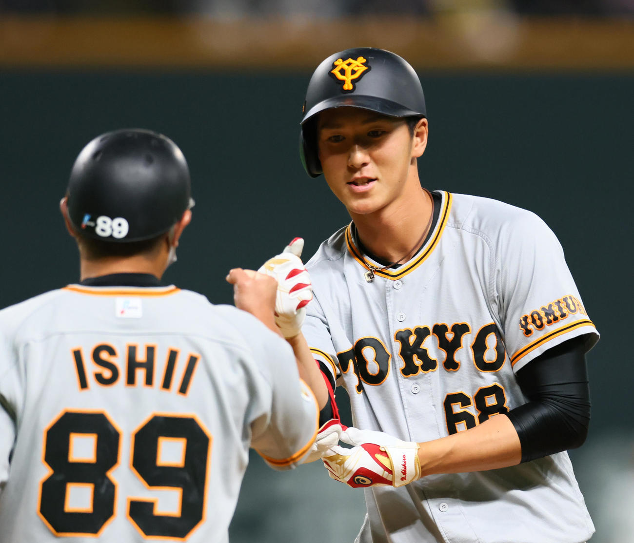 日本ハム対巨人　5回表巨人無死二塁、右前打を放ち笑顔を見せる秋広（撮影・足立雅史）