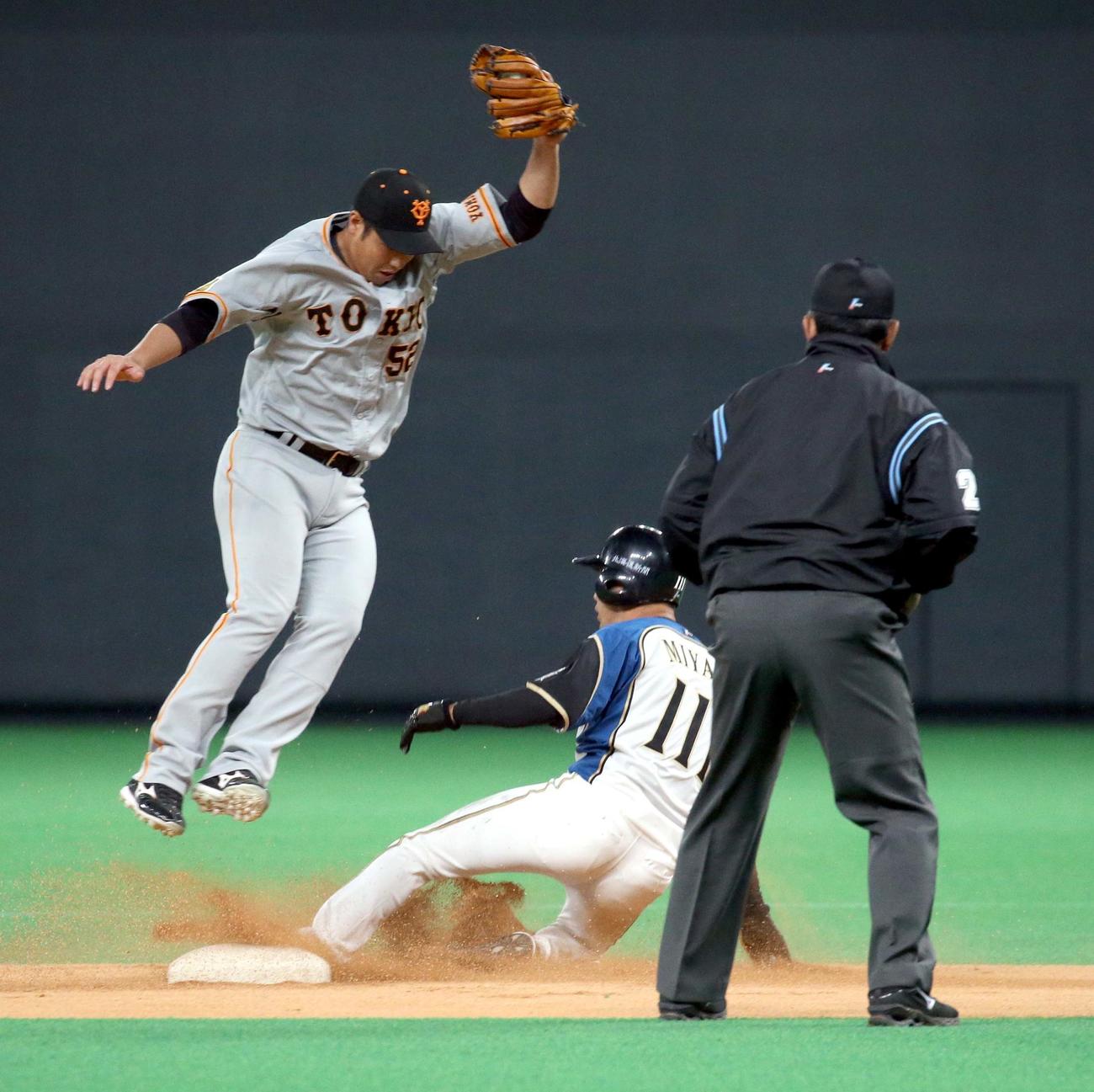 日本ハム対巨人　6回裏日本ハム2死一塁、宮田は盗塁を決める（撮影・佐藤翔太）