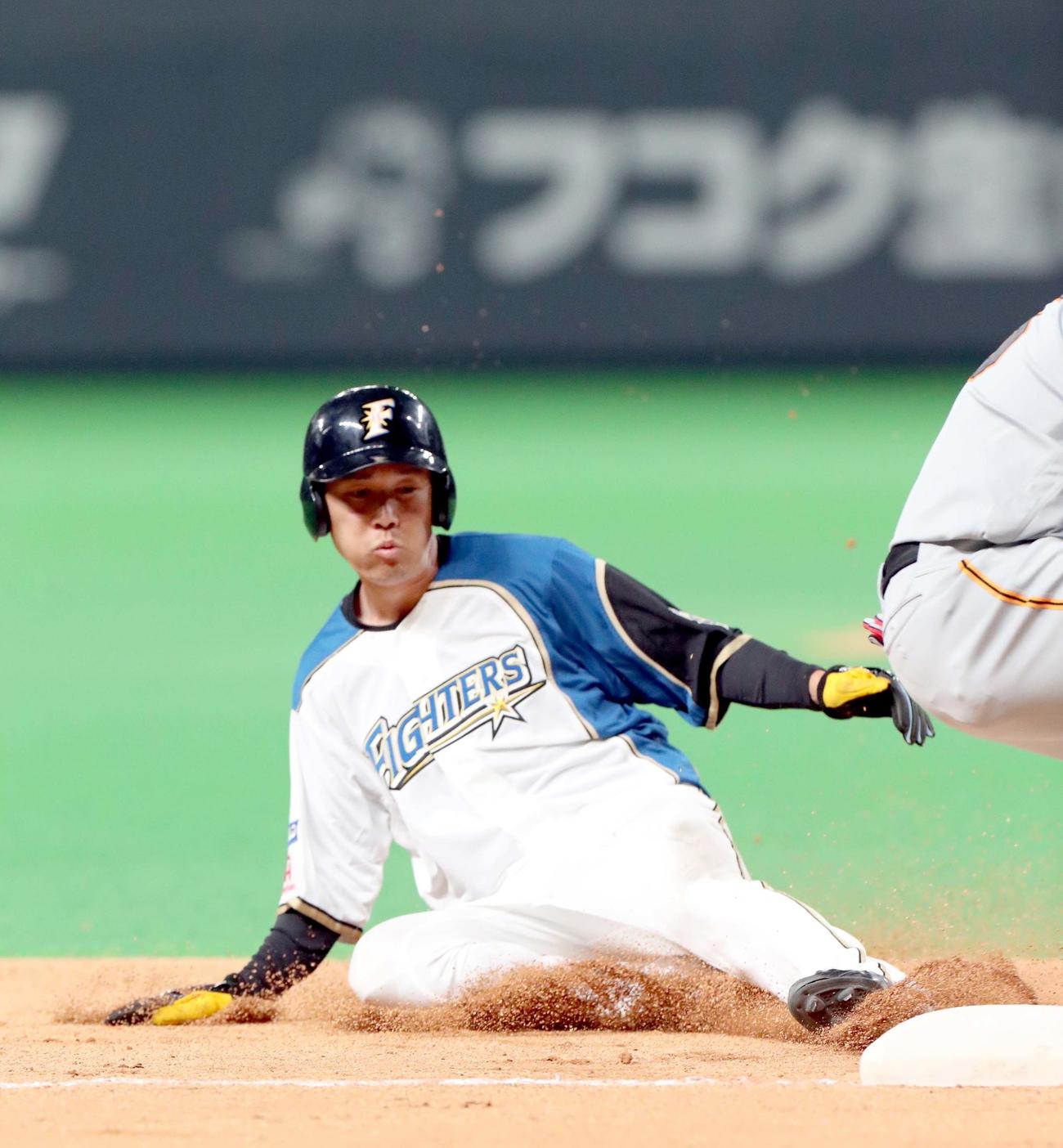 日本ハム対巨人　6回裏日本ハム2死二塁、宮田は巨人畠の暴投の間に三塁に進塁する（撮影・佐藤翔太）