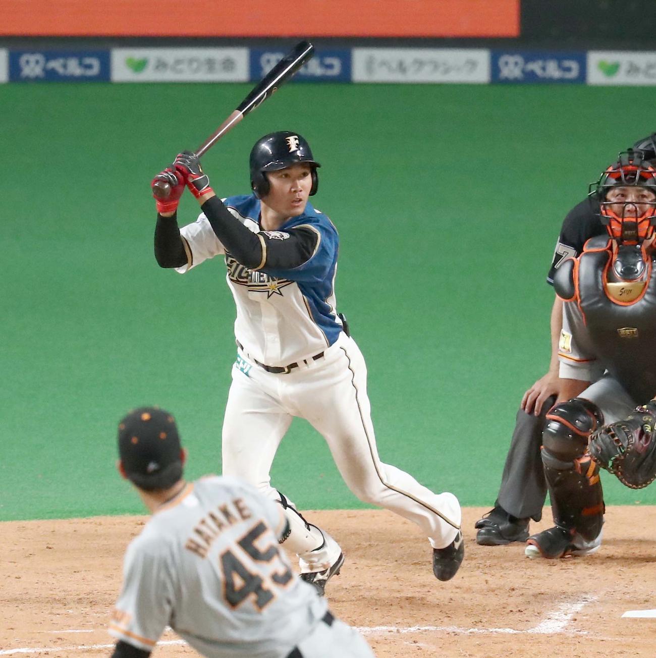 日本ハム対巨人　9回裏日本ハム1死、左前打を放つ宮田（撮影・黒川智章）