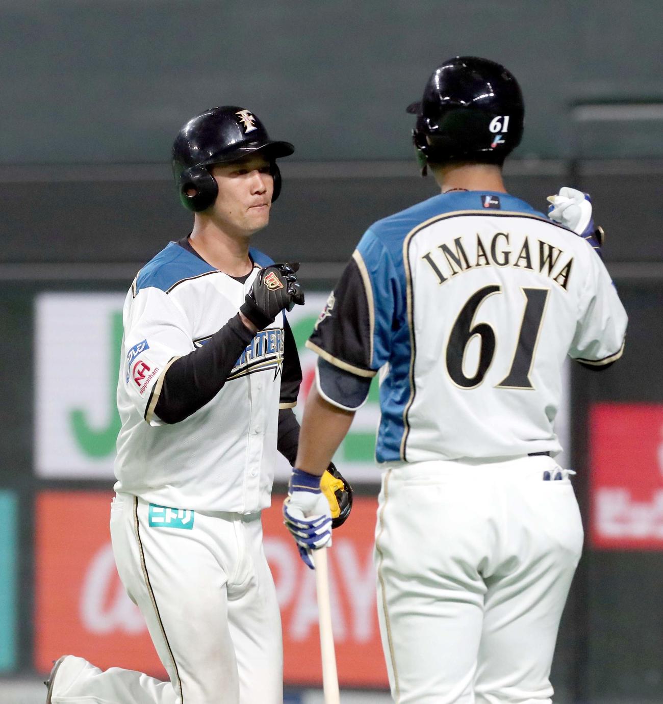 日本ハム対巨人　9回裏日本ハム1死一塁、樋口の中前適時打で生還する宮田（左）（撮影・佐藤翔太）