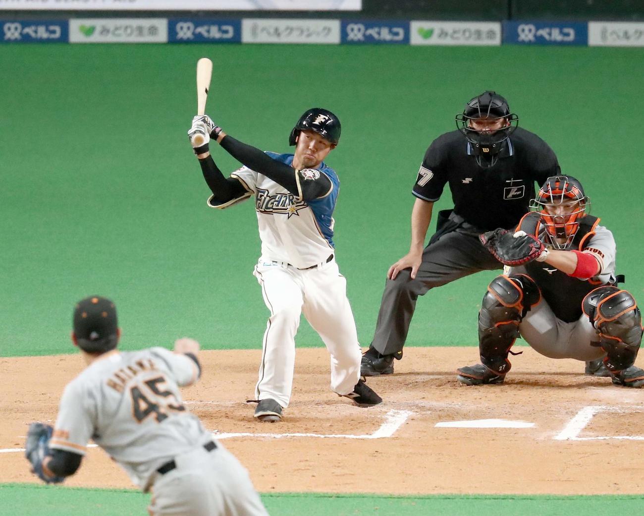 日本ハム対巨人　6回裏日本ハム無死、三振に終わる細川（撮影・黒川智章）