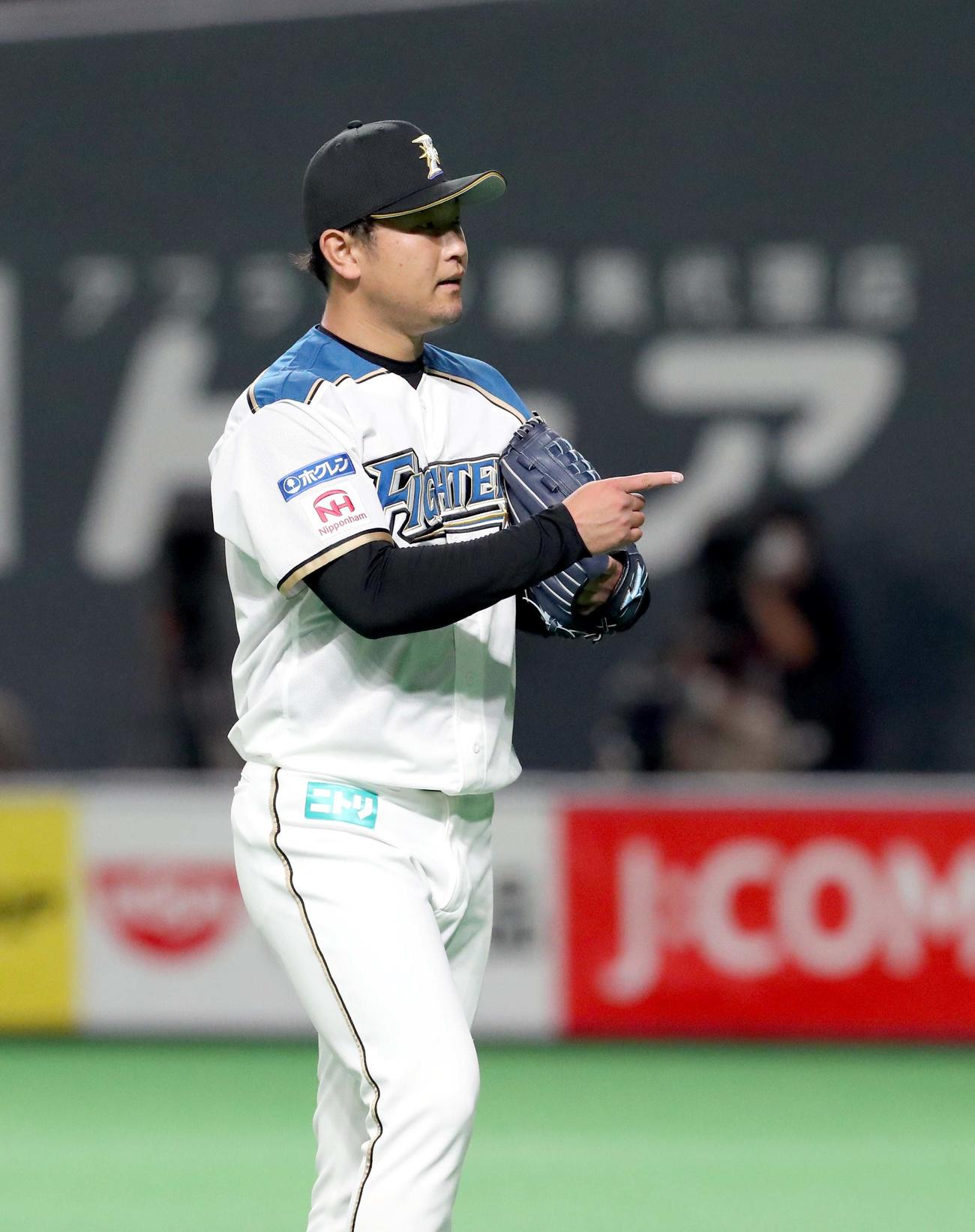 日本ハム対巨人　7回表を無失点に抑えナインを指差ししながらベンチに戻る日本ハム池田（撮影・佐藤翔太）