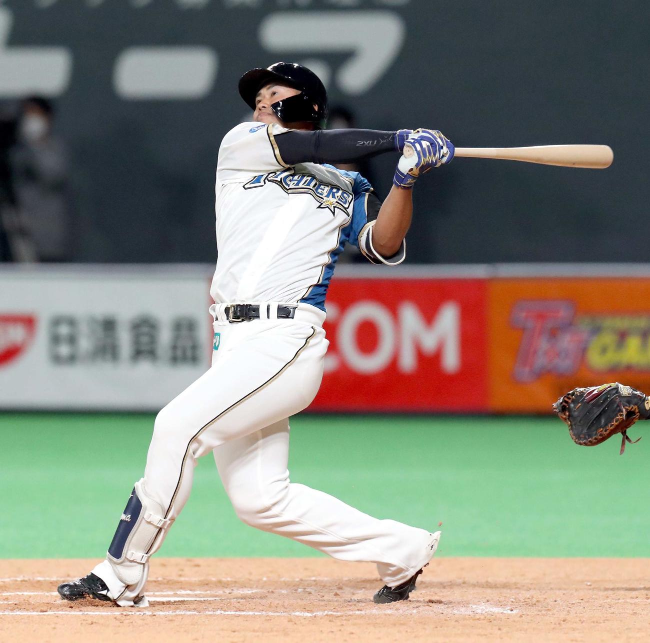 日本ハム対巨人　7回裏日本ハム1死、今川は捕邪飛に終わる（撮影・佐藤翔太）